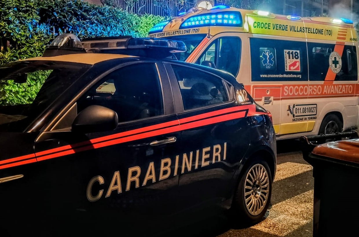 Sul luogo dell'incidente sono intervenuti carabinieri e ambulanze del 118 (foto d'archivio)