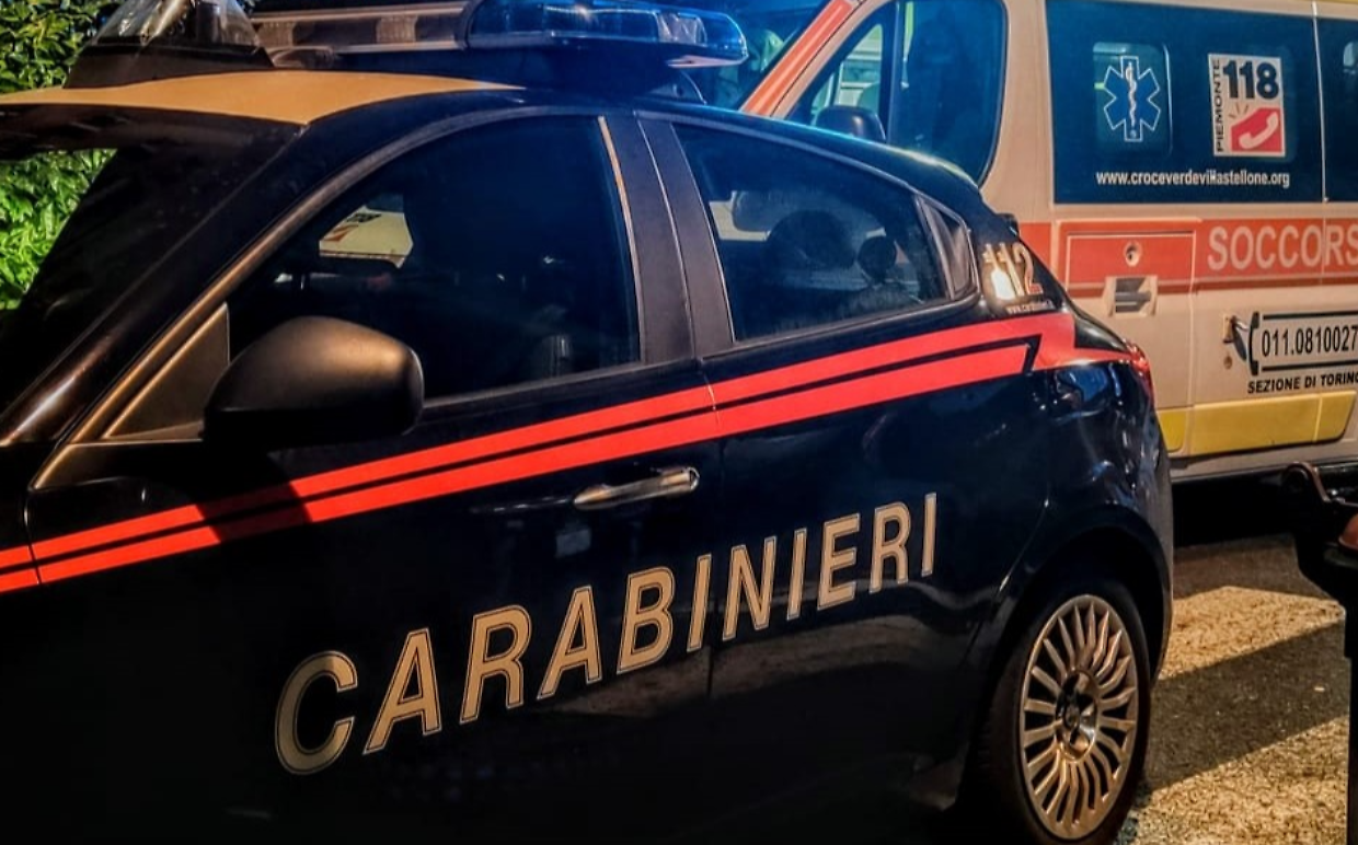 Sul luogo dell'incidente sono intervenuti carabinieri e ambulanze del 118 (foto d'archivio)