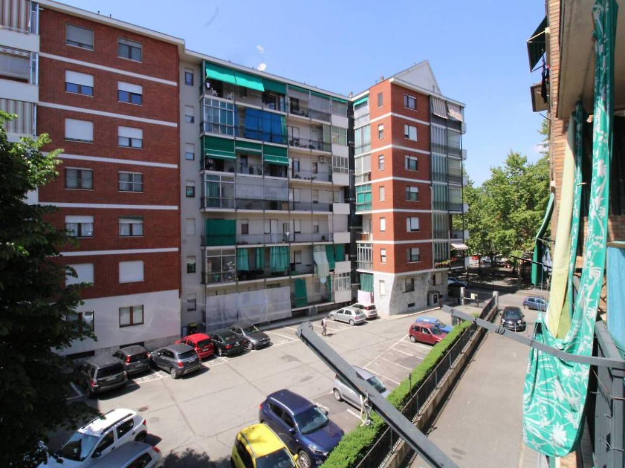 Torino, cercano di occupare una casa popolare