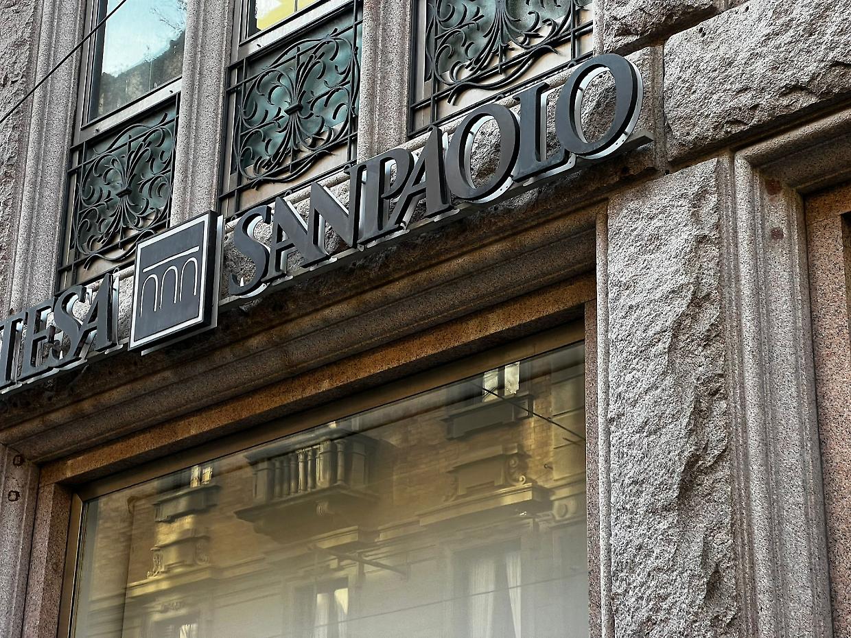 Intesa Sanpaolo down, saltano i pagamenti di stipendi e pensioni