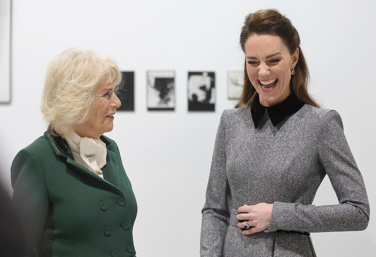 Kate studia per essere reginaMa i rapporti con Camilla...