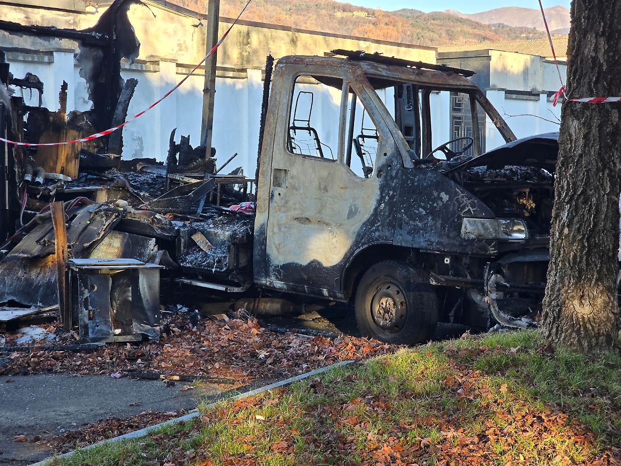 A fuoco prima un camper e poi un'automobile. Incubo piromane vicino al cimitero