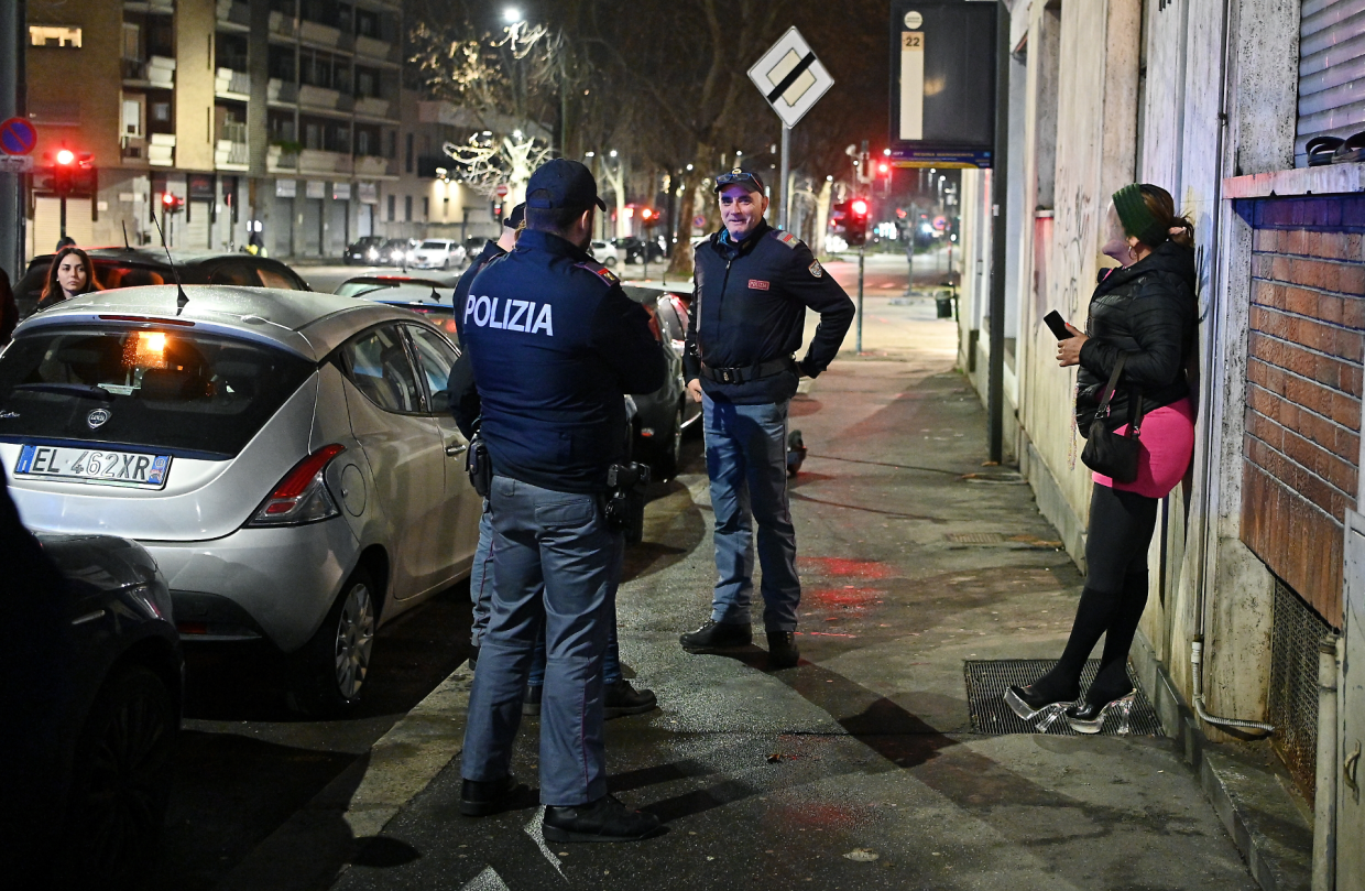 Le donne in strada, gli uomini al bar: così la banda faceva i soldi con la prostituzione
