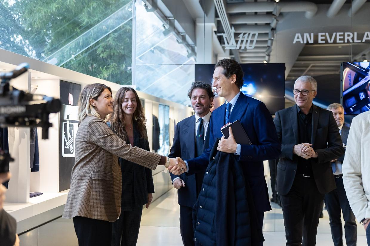 John Elkann in fabbrica per parlare ai dipendenti, "Dobbiamo stare uniti in questo momento" LE FOTO