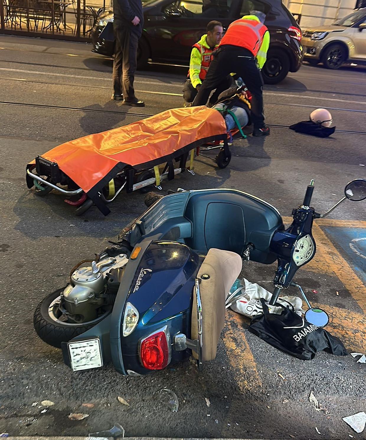 Scooter contro auto all'incrocio di via Amati, paura a Venaria Reale