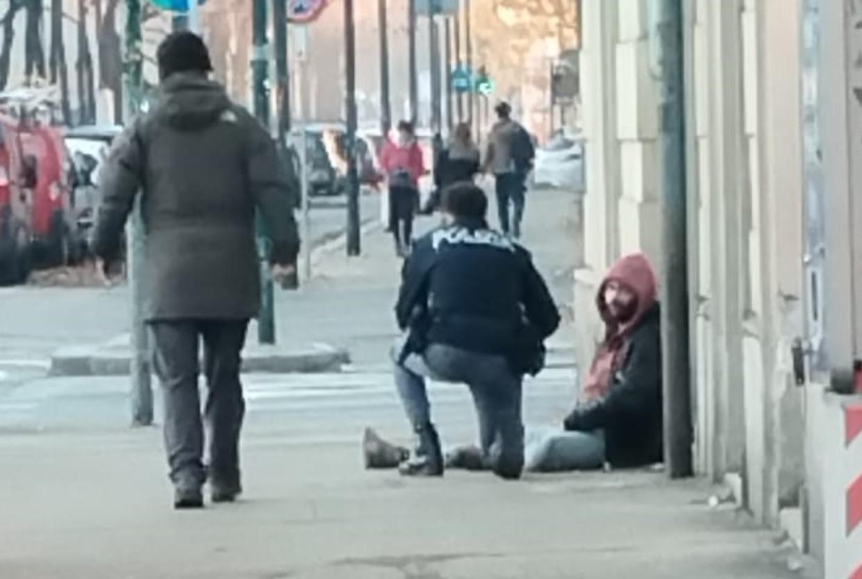 Rapina e coltellate a un senzatetto: «In questo quartiere succede di continuo»