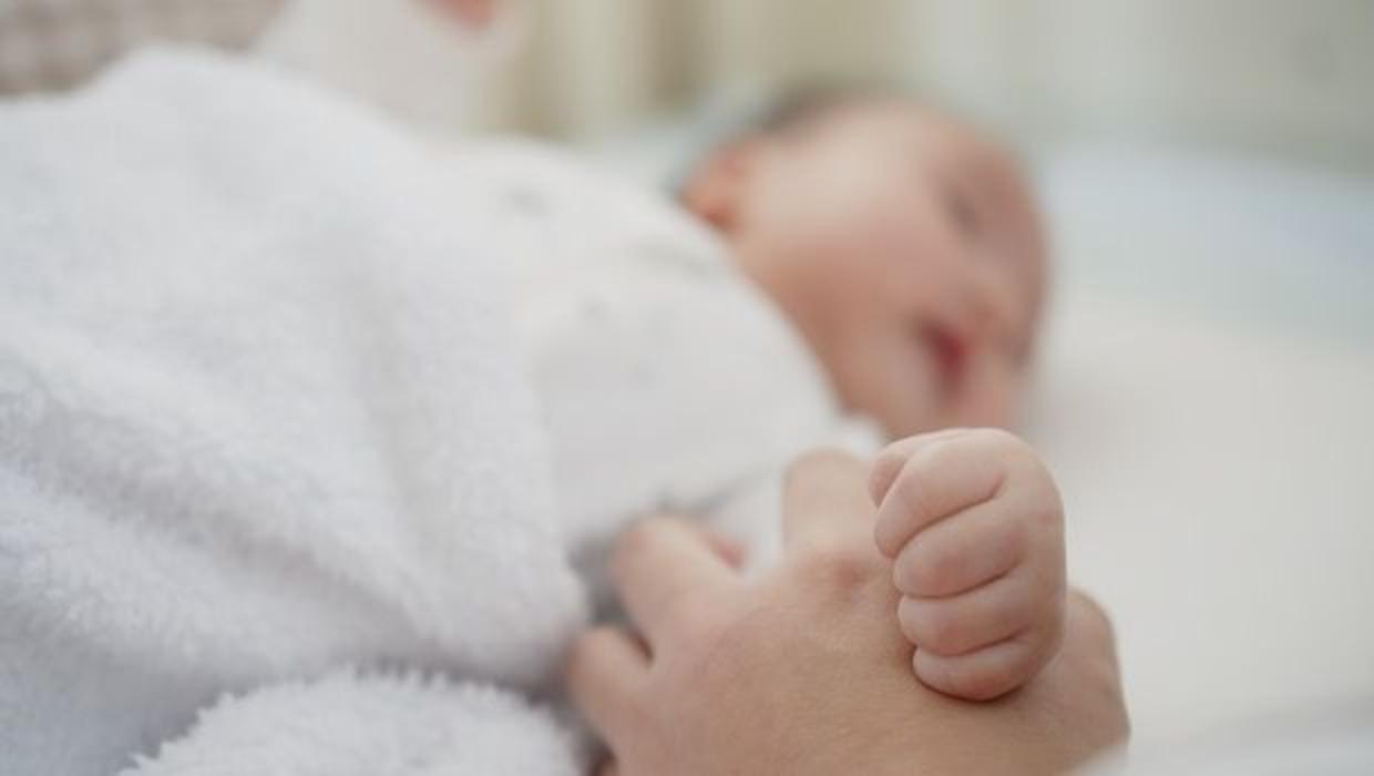 Prima volta al mondo: a Torino un bambino di 8 mesi sordo riceve un impianto cocleare grazie alla tecnologia robotica