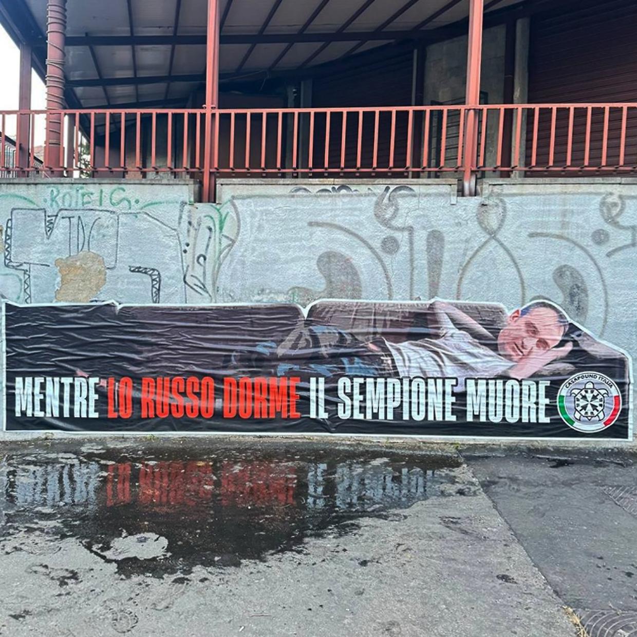 "Il Sempione muore mentre Lo Russo dorme": spunta un murales alla piscina abbandonata