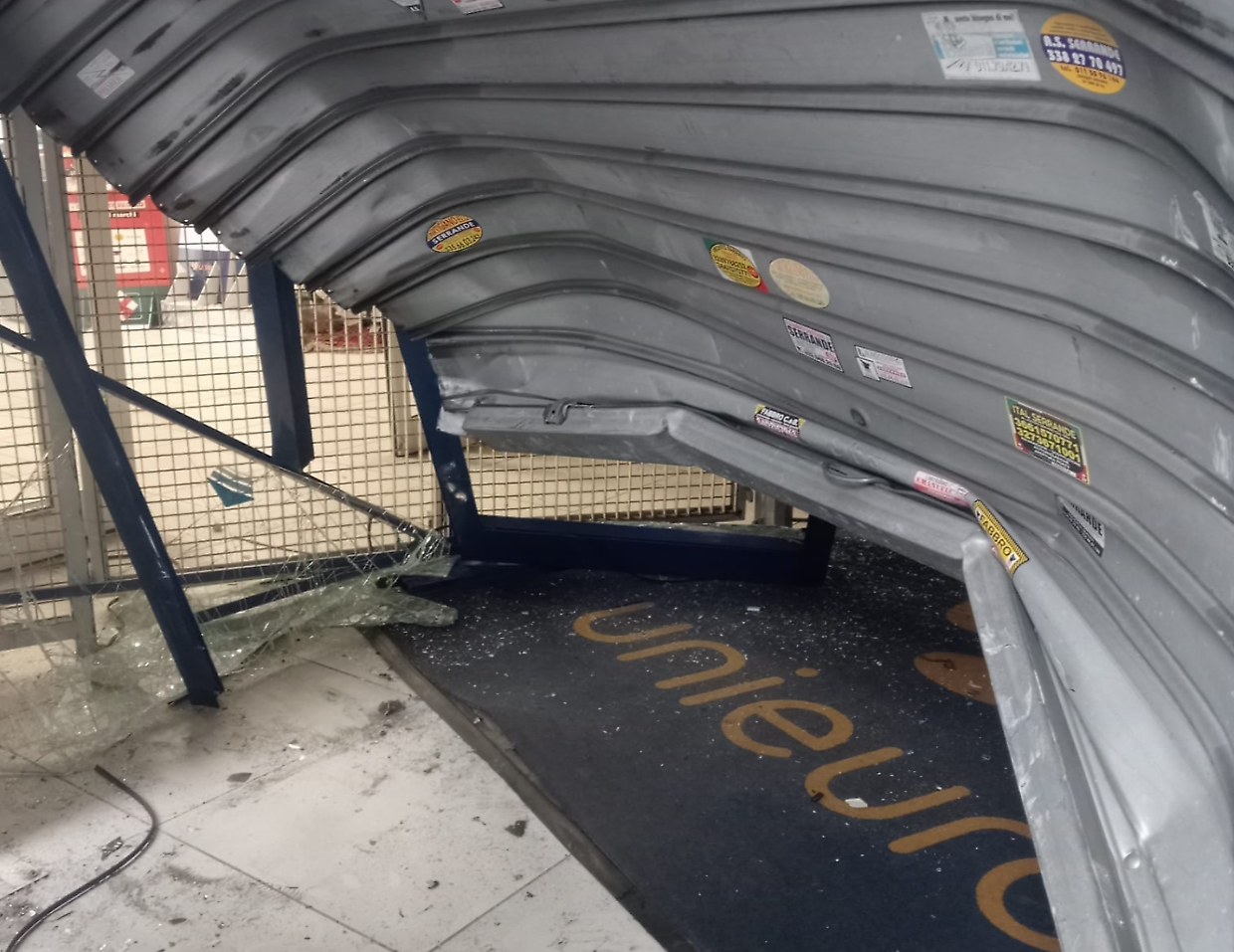 Una spaccata all'Unieuro di via Vandalino