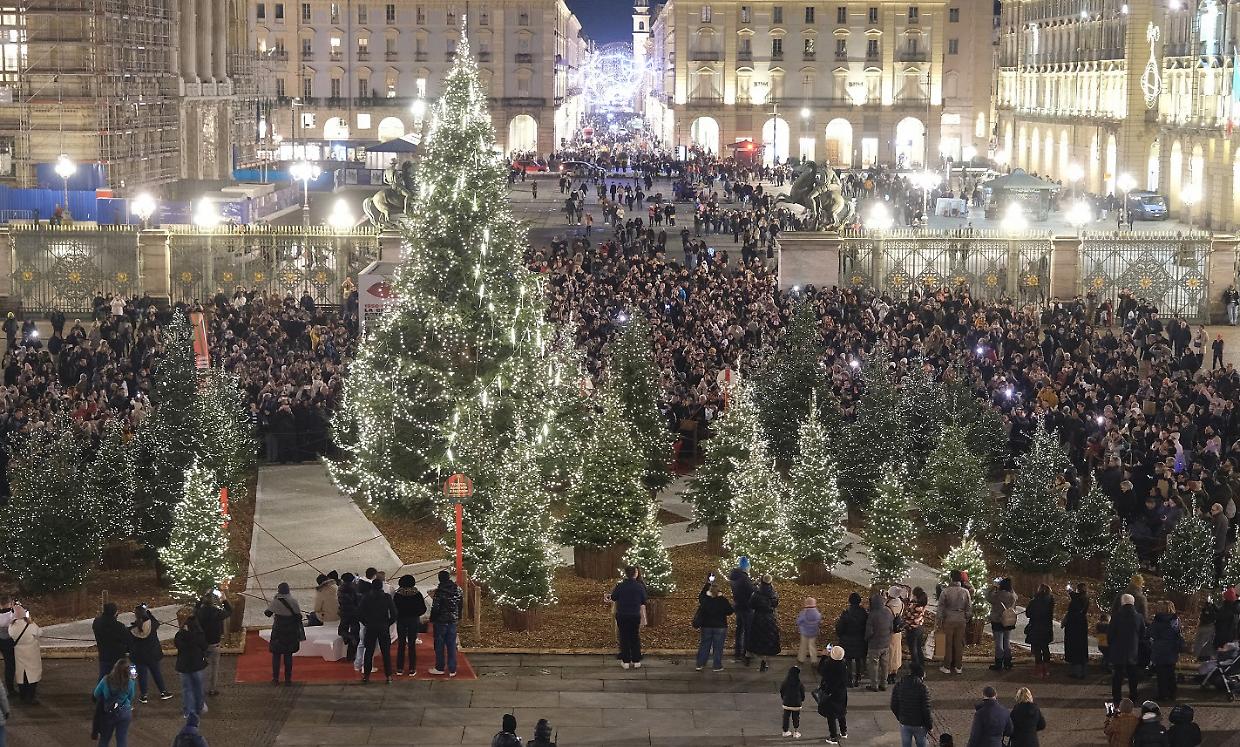 A Torino si accende il Natale: cori gospel, alberi e mercatini 
