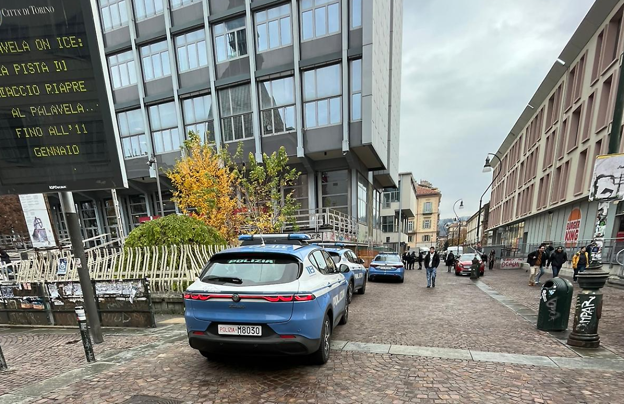 L'intervento delle volanti a Palazzo Nuovo