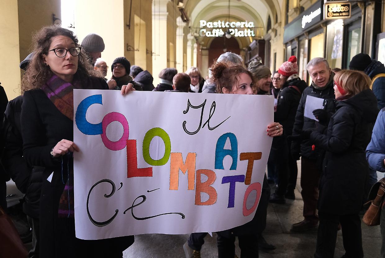 Il sit-in di protesta dei prof del Colombatto in corso Vittorio