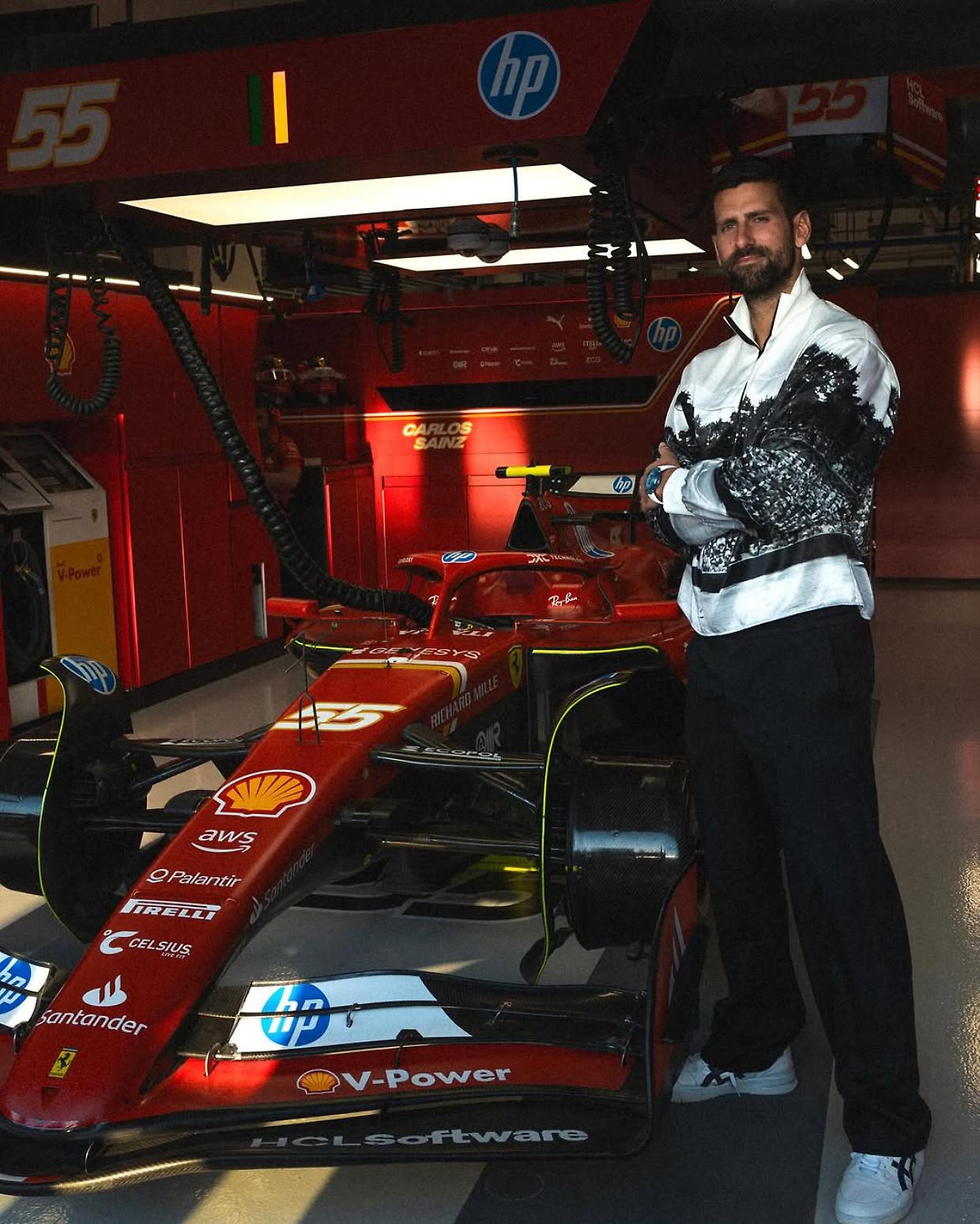 Novak Djokovic avvistato nel box Ferrari (Fonte Instagram)