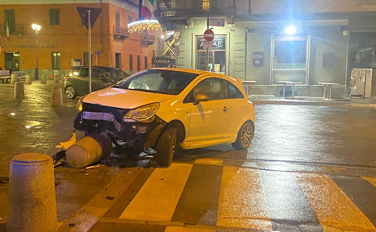 L'auto ha sbandato e ha abbattuto un "panettone"