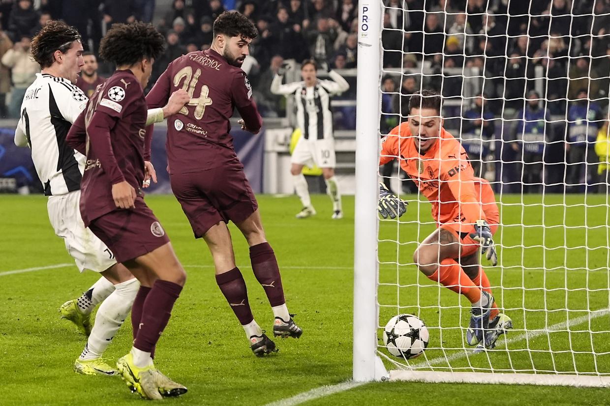 Il momento del gol di Vlahovic contro il Manchester City