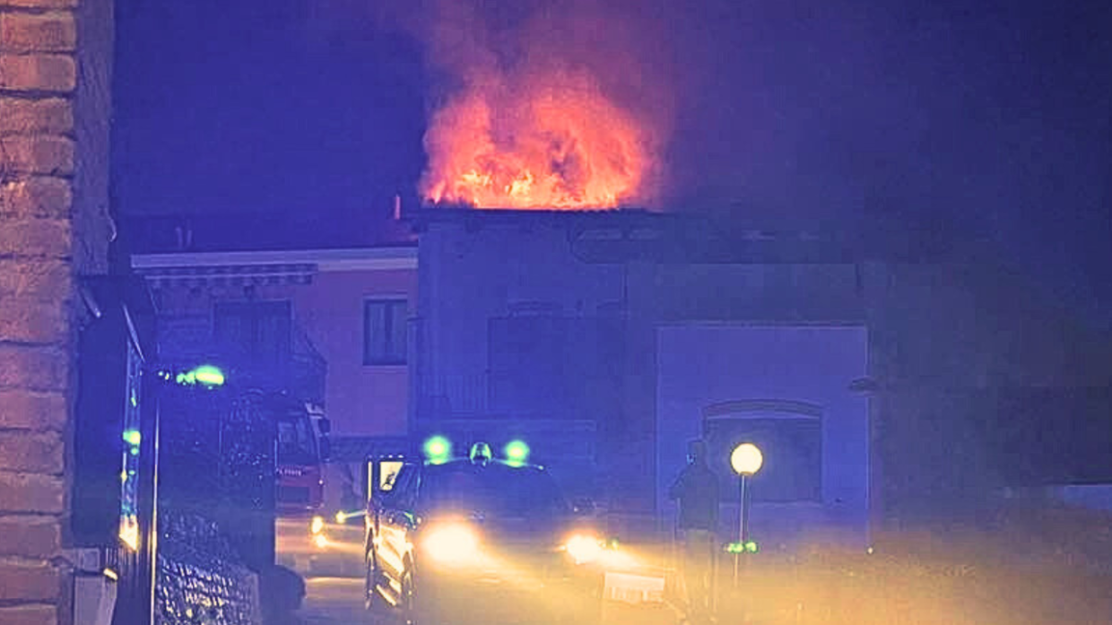 Notte di paura a Pecetto per un incendio in centro, distrutto il tetto di una palazzina