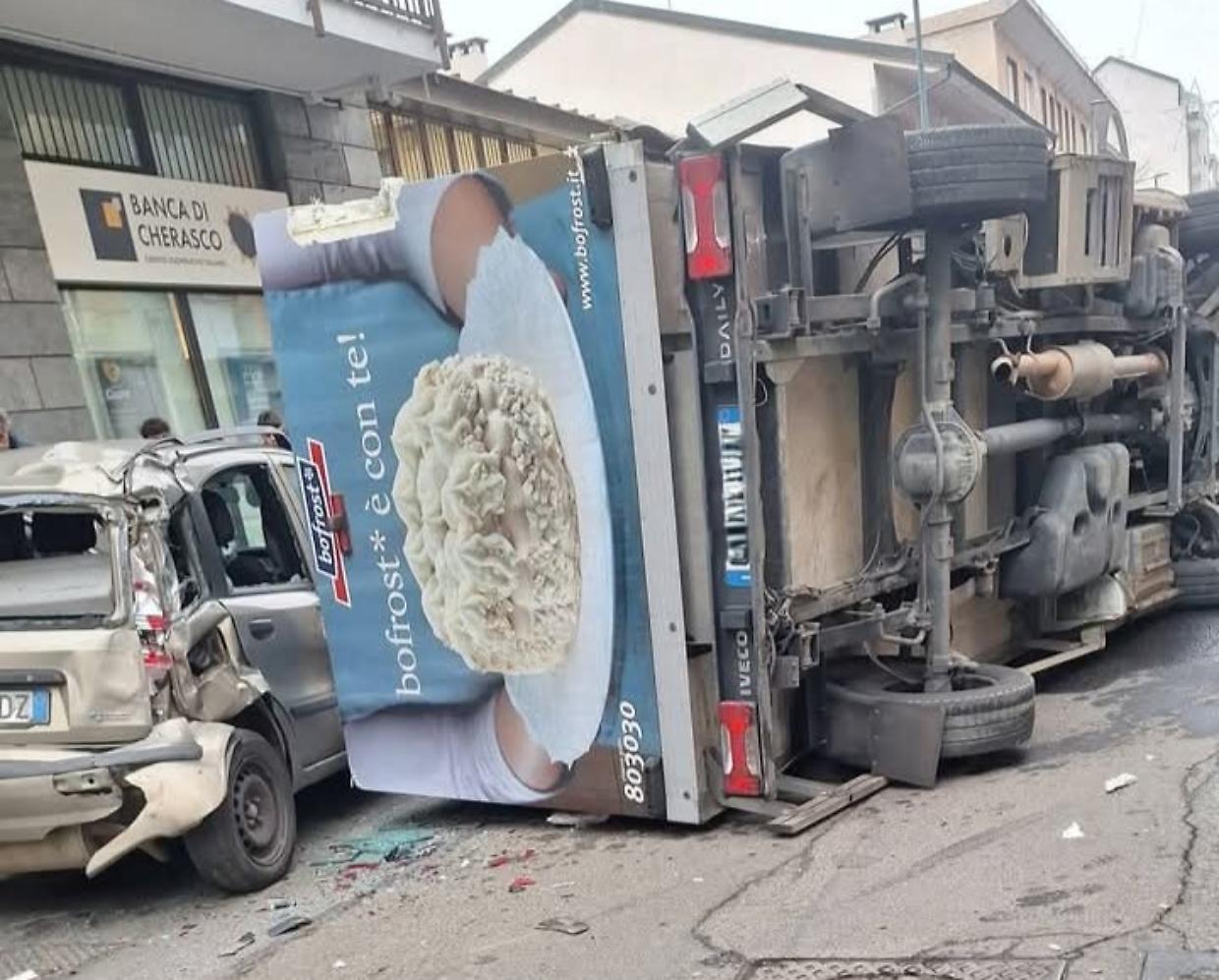 Camion si ribalta dopo lo scontro con il tram, tre feriti in ospedale