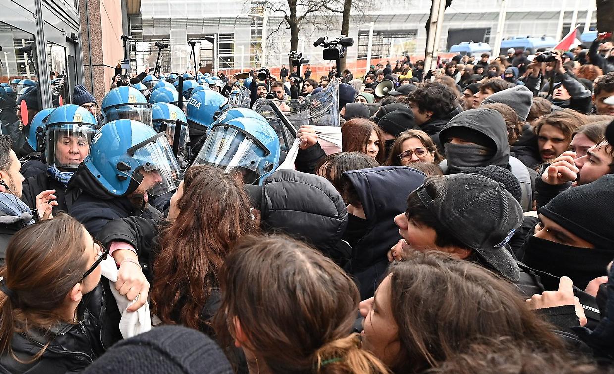 VIDEO - Al corteo scontri tra polizia e manifestanti, piovono uova e insulti 