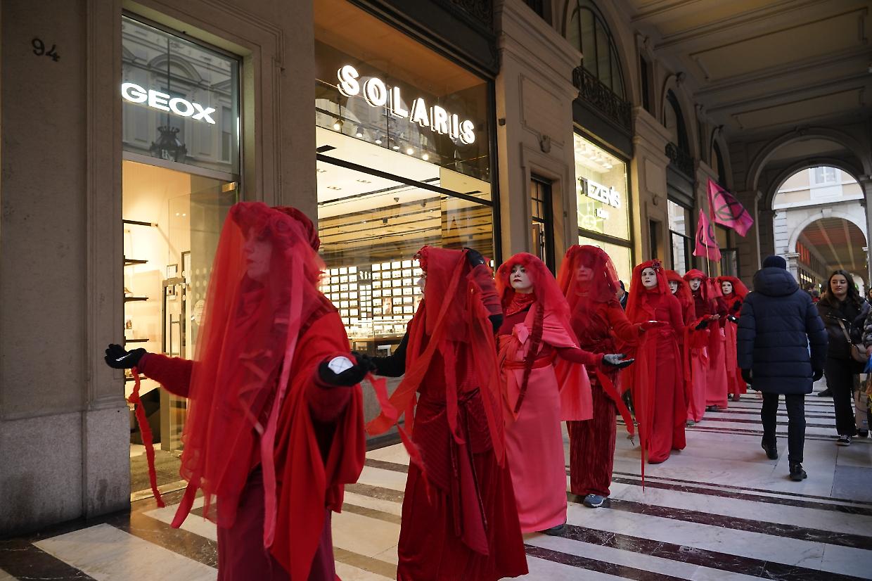 Le  "Red  Rebels" e la silenziosa marcia per le vie del centro città