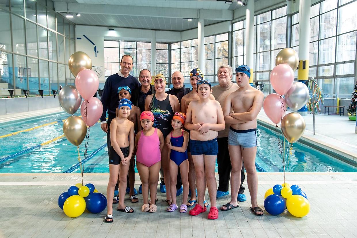 "A lezione con Carlotta", Wonder Gilli in piscina con i bambini disabili