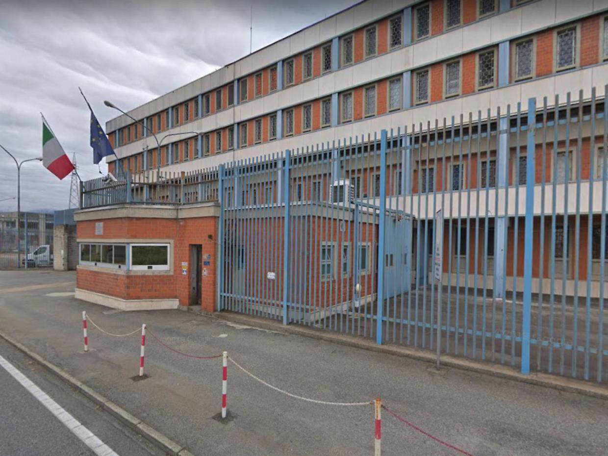 Ivrea, detenuto tenta il suicidio: voleva impiccarsi in cella con un lenzuolo