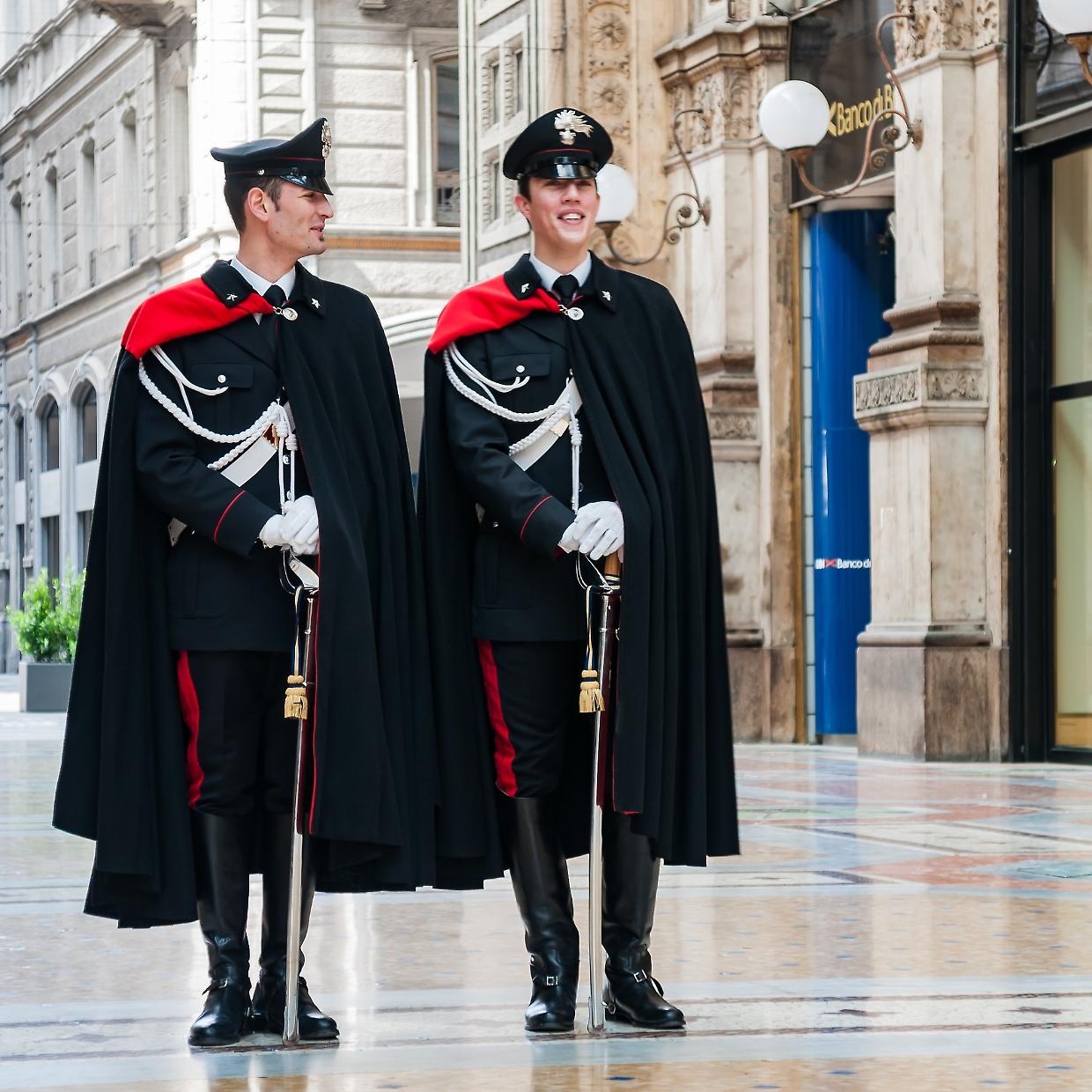 Si finge maresciallo dei carabinieri e truffa un giovane: denunciato 67enne