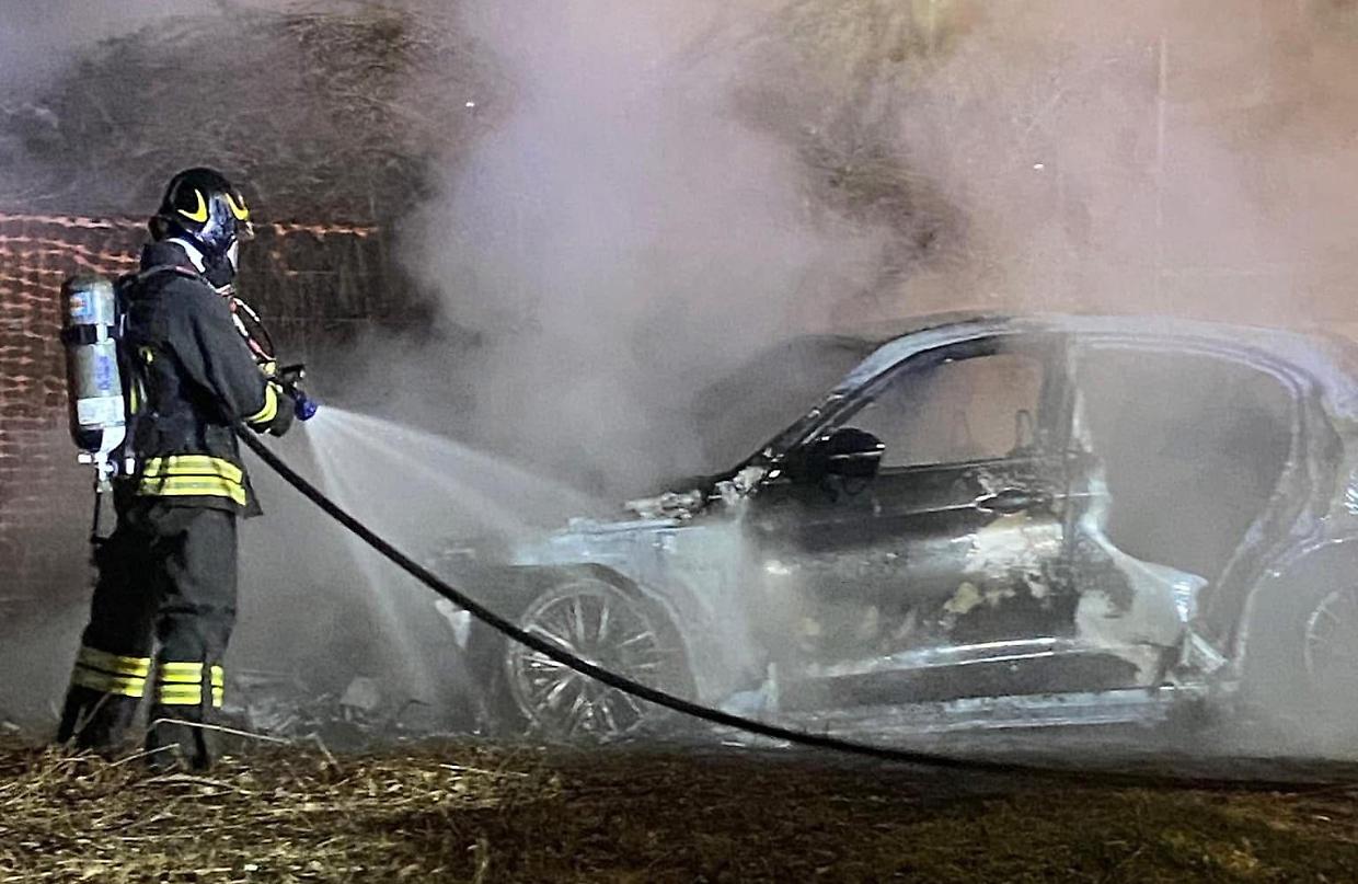 Brucia un'auto a Mirafiori, paura e traffico in tilt