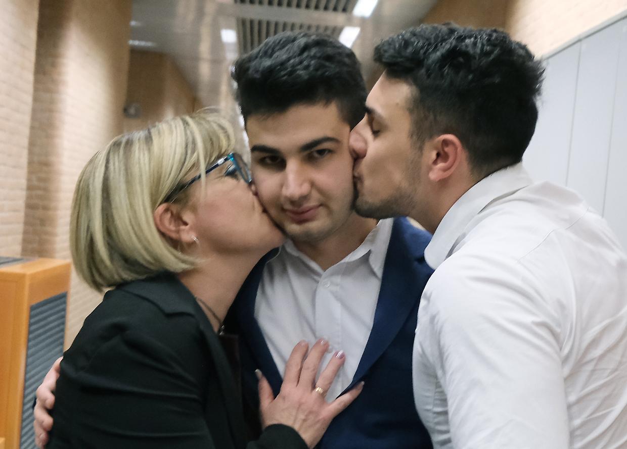 Uccise suo padre con 34 coltellate: «La complicità del fratello? Follia»