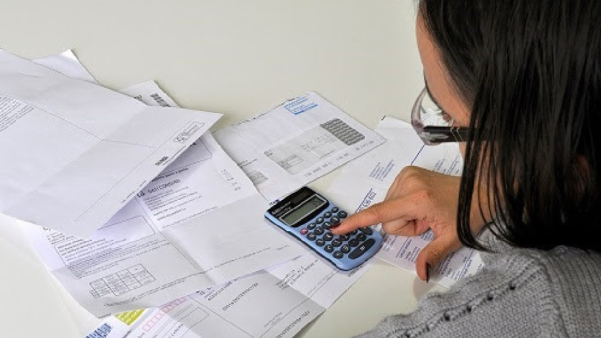 Bollette in aumento: previste impennate del 30% per l'energia nei prossimi 12 mesi