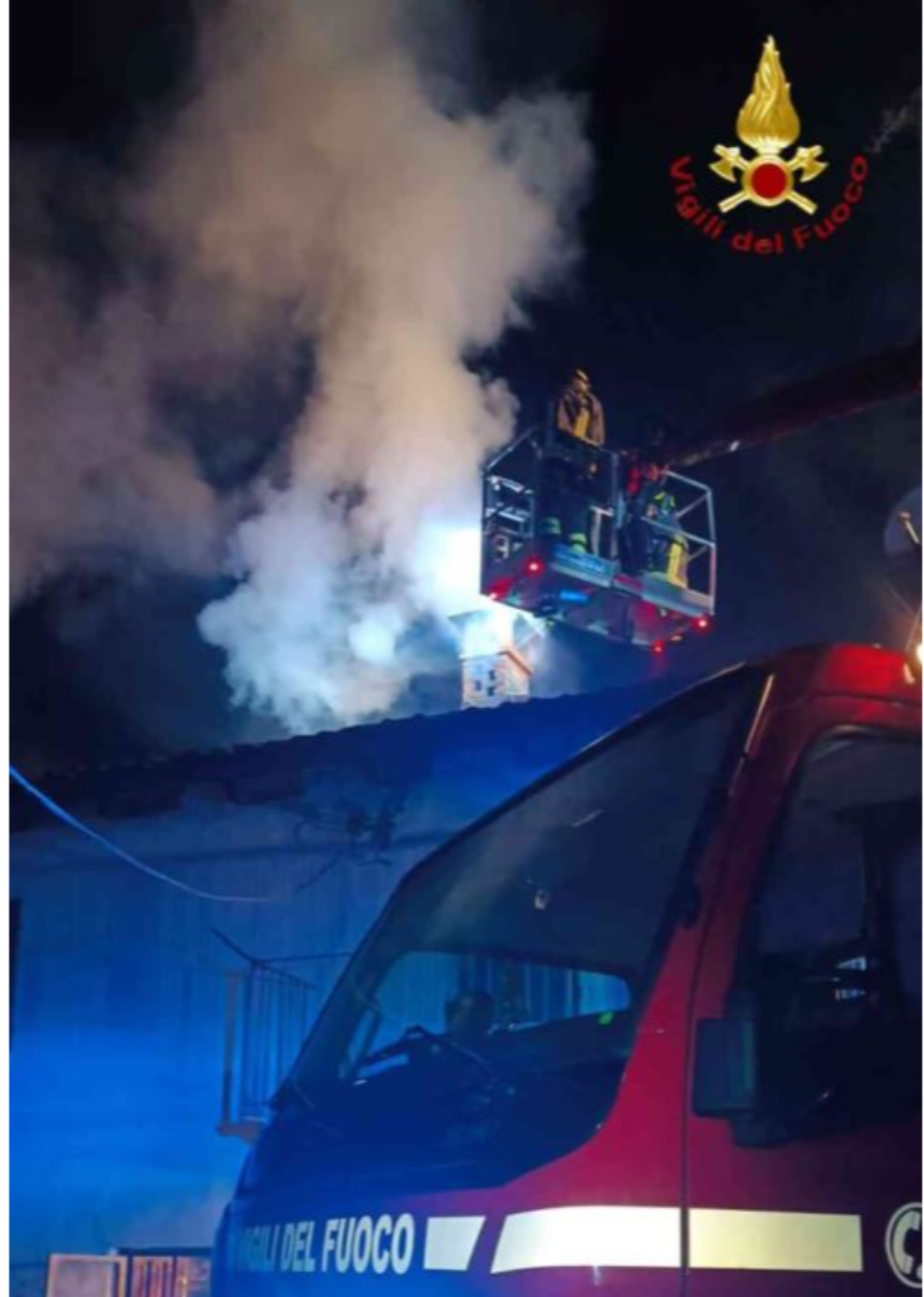 Valleandona: camino prende fuoco, notte di paura per i residenti