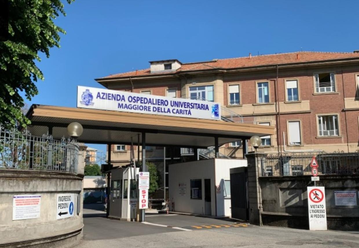 Novara, si lancia dalla barella e aggredisce gli infermieri: arrestato