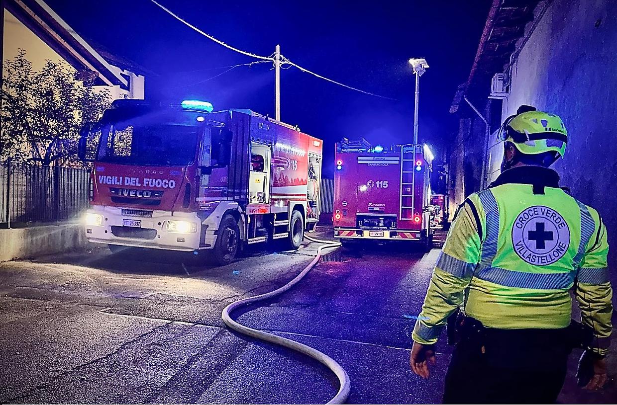Brucia una villetta, due intossicati salvati dai vigili del fuoco