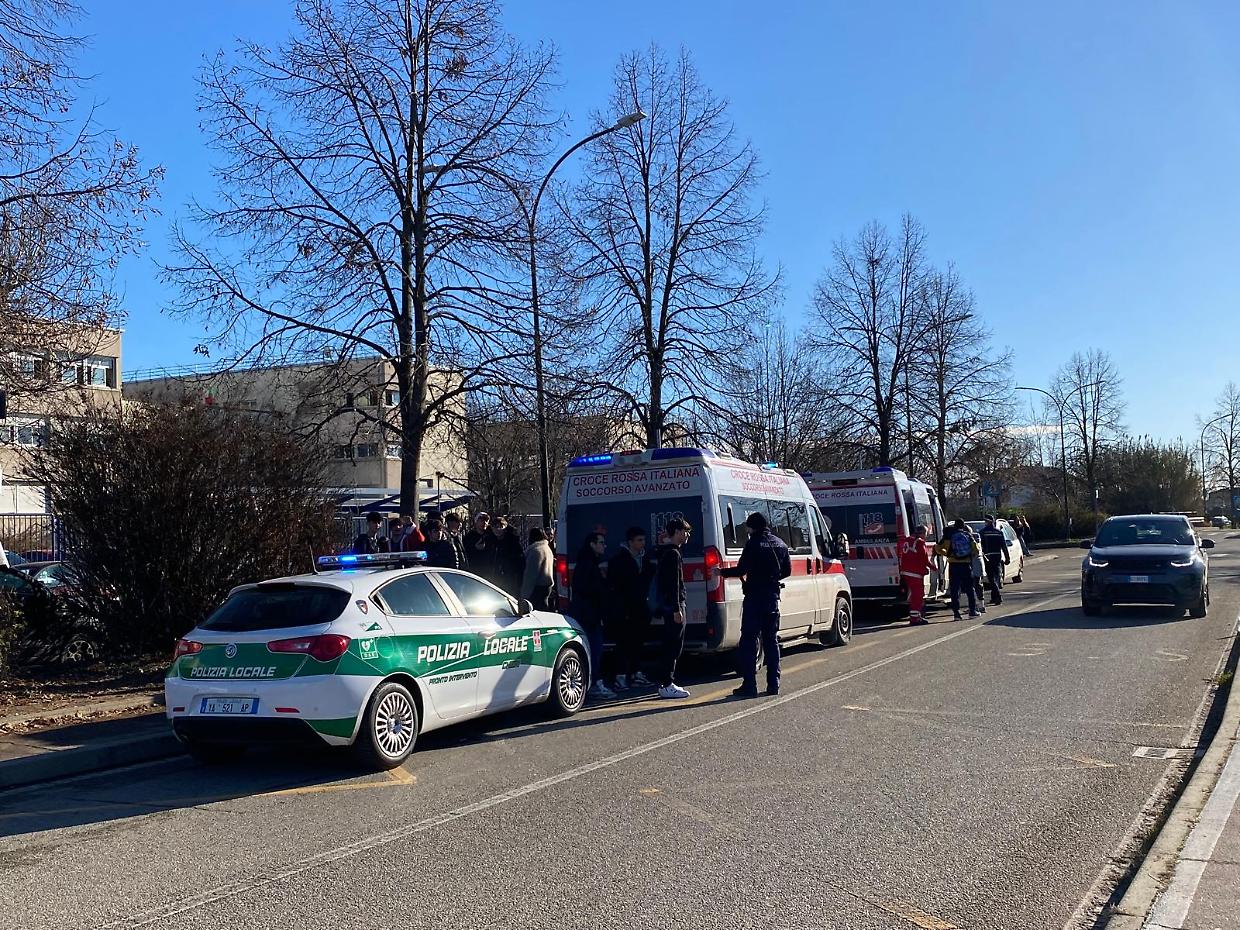 Incidente stradale davanti a scuola, due studenti feriti da una moto in impennata
