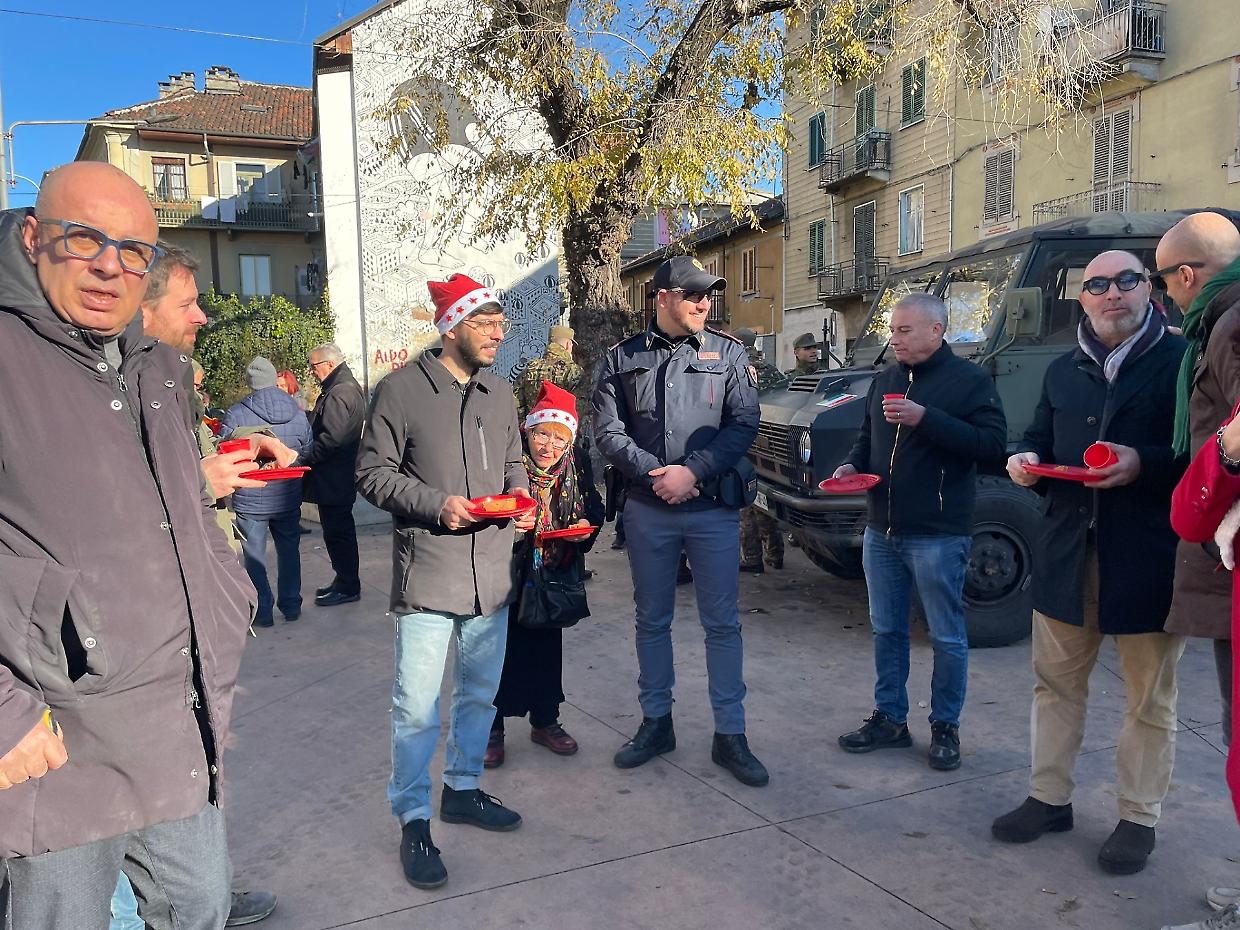 Brindisi e panettoni alle forze dell'ordine al presidio fisso di corso Palermo