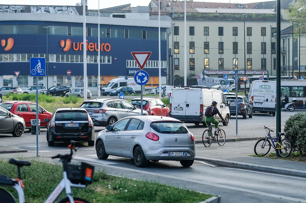 Accoltellano un uomo in piazza Baldissera, ora &egrave; caccia agli aggressori