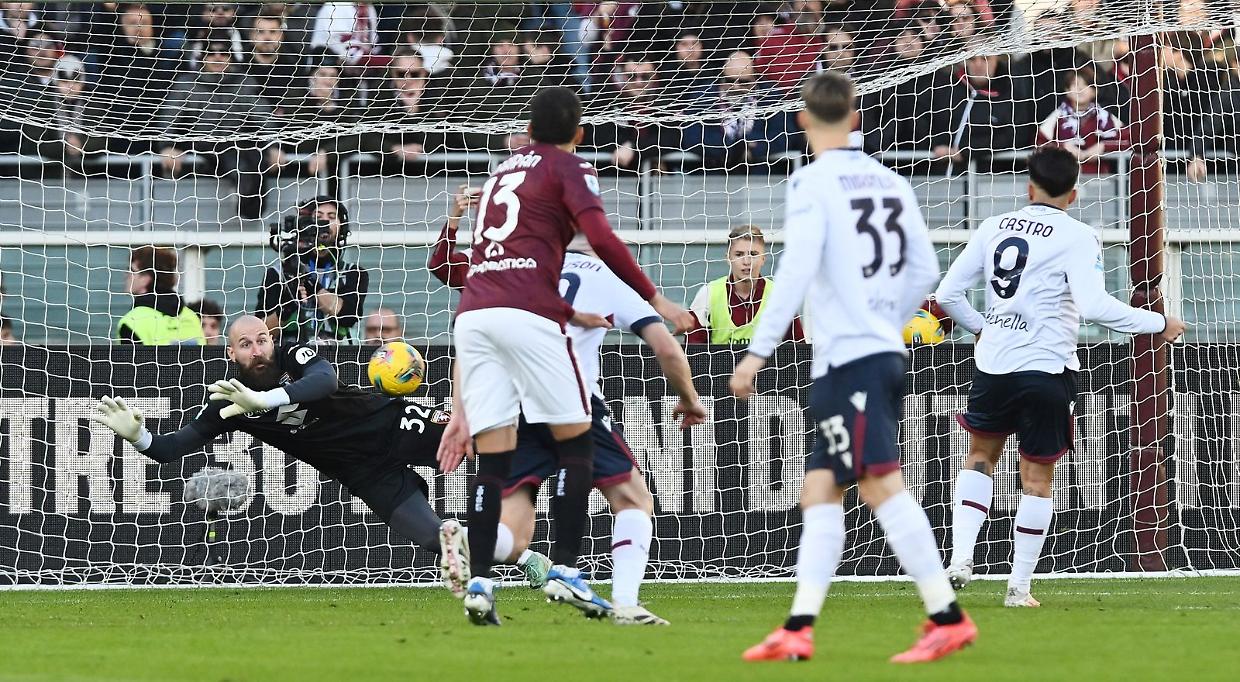 Il portiere del Toro Milinkovic-Savic para un rigore a Castro, ma i granata perdono 2-0 contro il Bologna