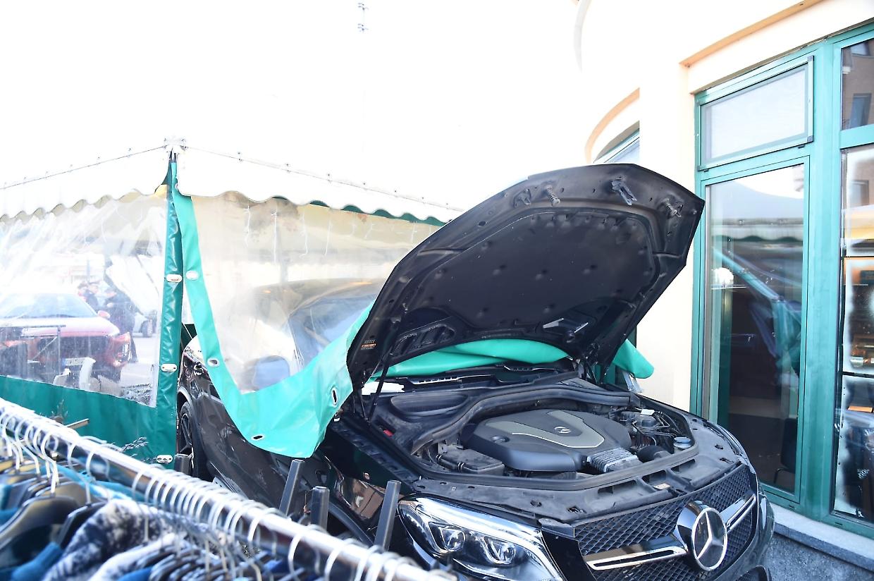 Vinovo: auto si schianta contro il déhors di un bar, feriti due clienti