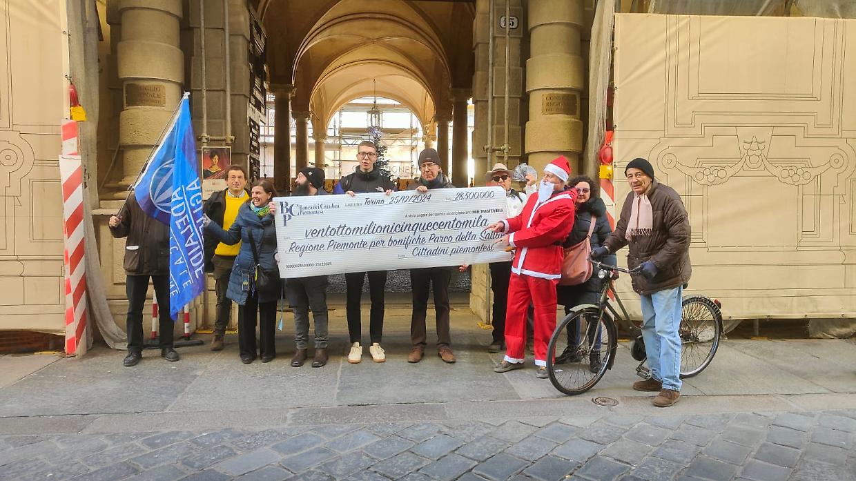 Babbo Natale porta un assegno da 28,5 milioni: «Recuperiamo i soldi dei piemontesi»