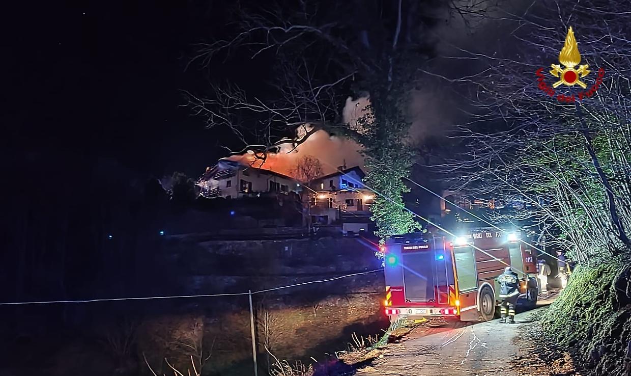 Incendio nella Val di Chy: vigili del fuoco in azione per domare le fiamme in una baita 