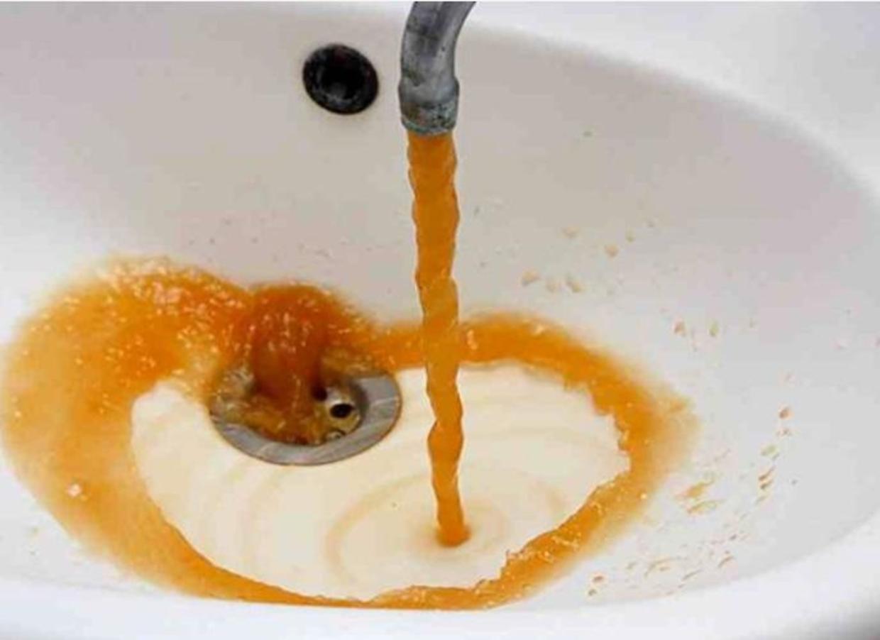 Acqua sporca dai rubinetti delle case popolari 