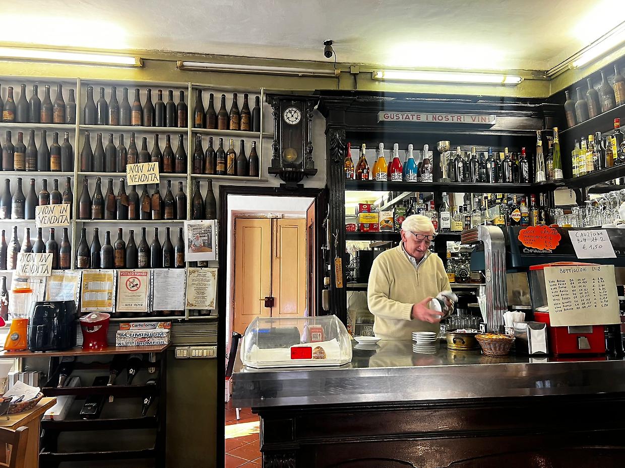 Torino, qui il caffè costa 80 centesimi: ecco il bar che (r)esiste da 150 anni 