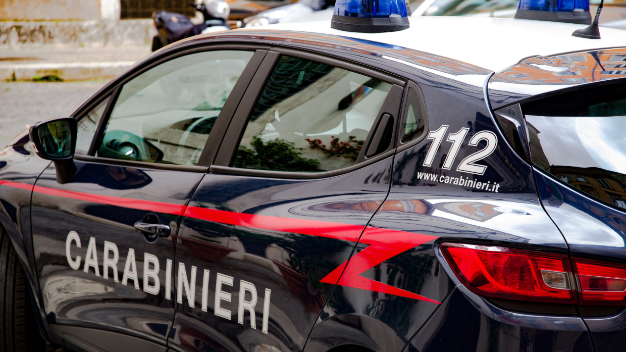 Aurora, rubano fuochi d'artificio e aggrediscono il titolare: arrestati due giovani
