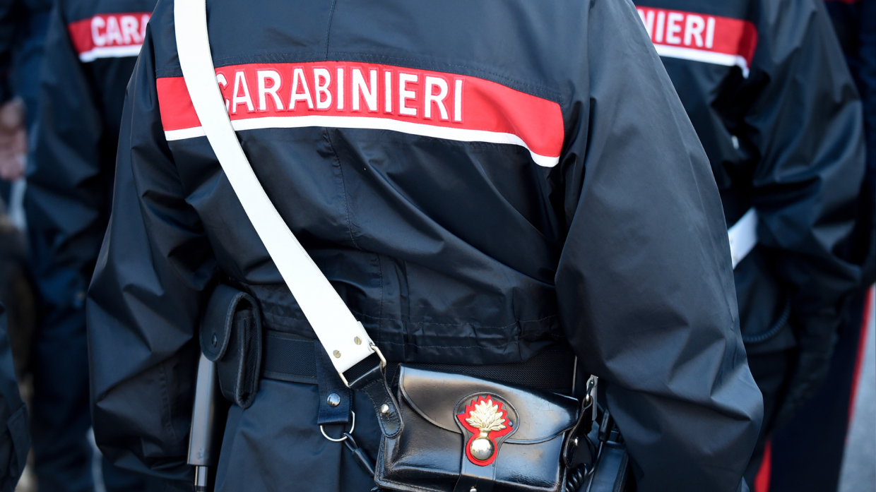 Tre contro uno: 14enne minacciato con un coltello e rapinato in piazza Carlo Felice