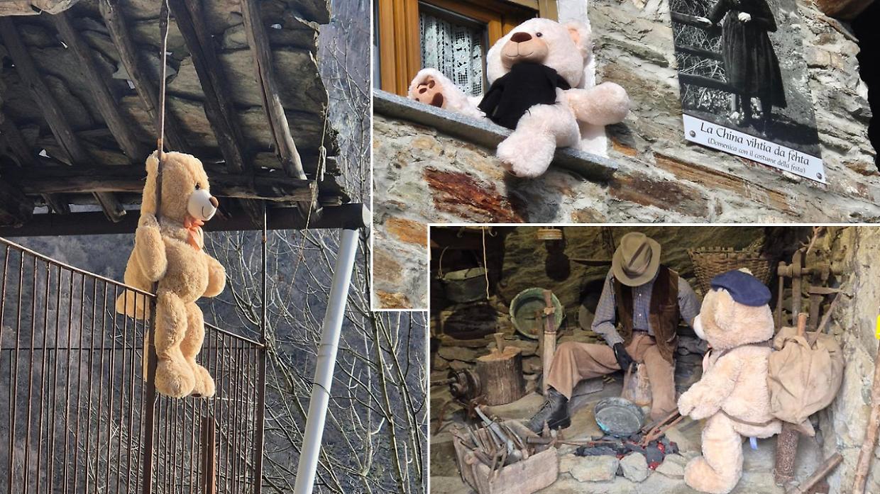 Alcuni degli orsi di peluche esposti a Ingria e nelle frazioni