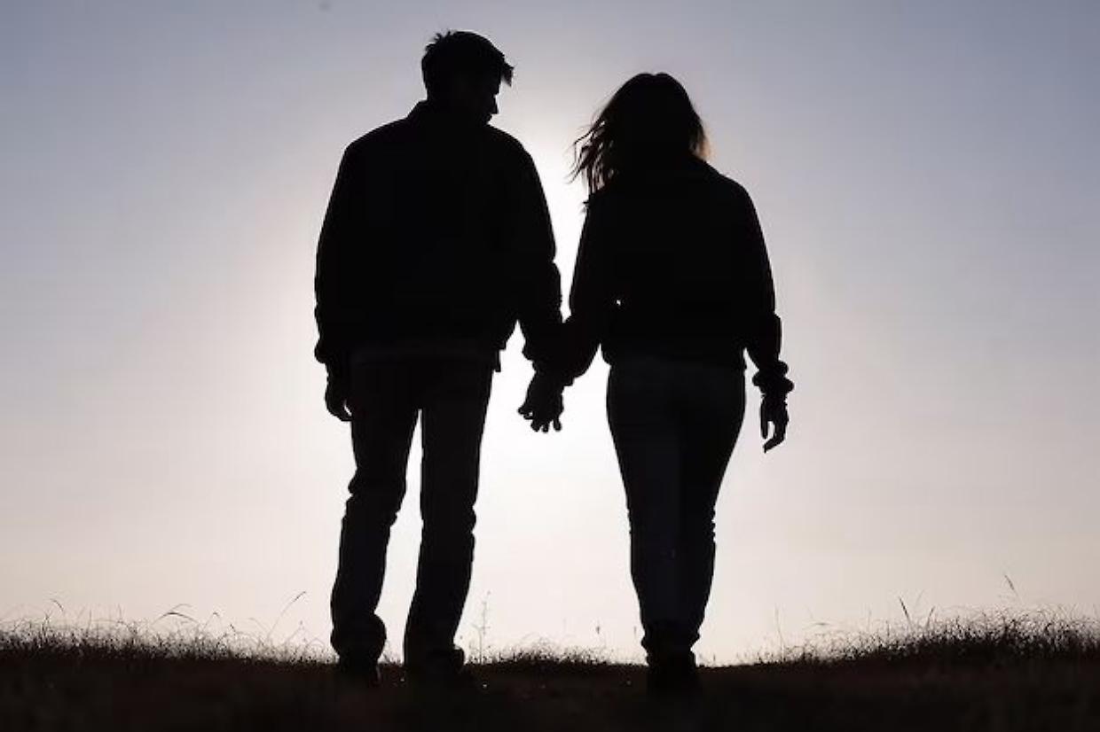 E vissero così, per sempre, scambisti e felici (e innamoratissimi)