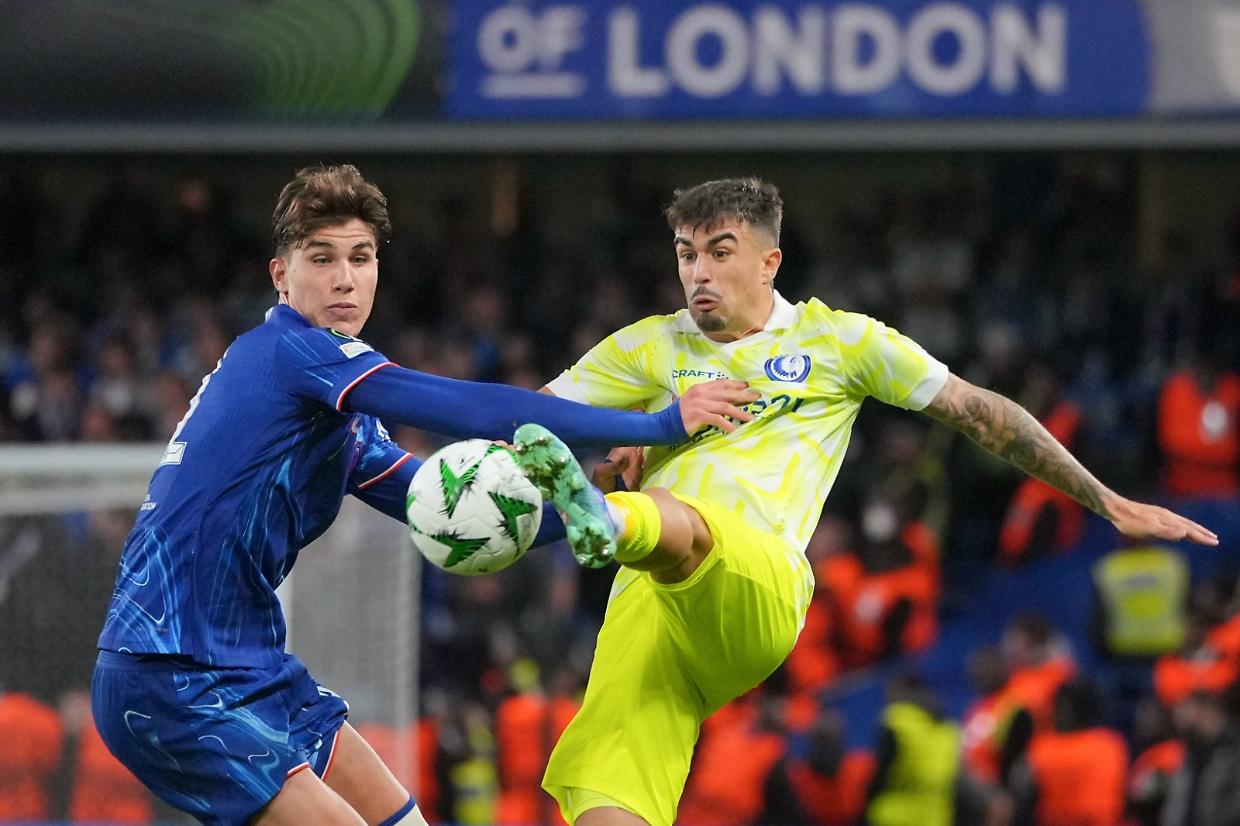 Cesare Casadei in azione con la maglia del Chelsea