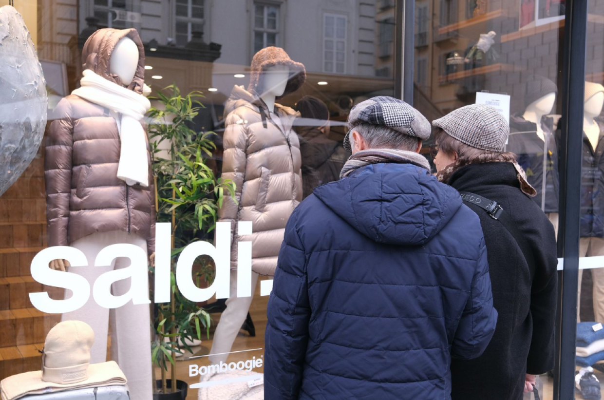 Saldi? Le bollette bruciano le tredicesime, ma a salvare gli affari ci pensano i turisti