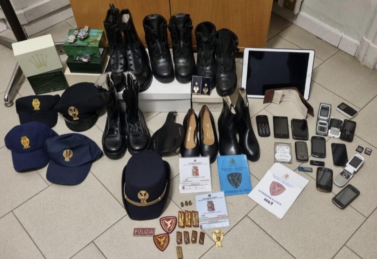 Rolex, migliaia di euro, armi e divise in casa: così la coppia di ex poliziotti è finita nei guai