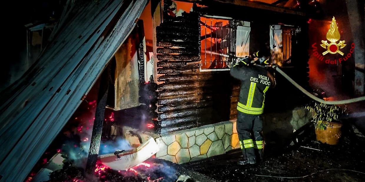 I vigili del fuoco impegnati nelle operazioni di spegnimento dell'incendio a Cumiana