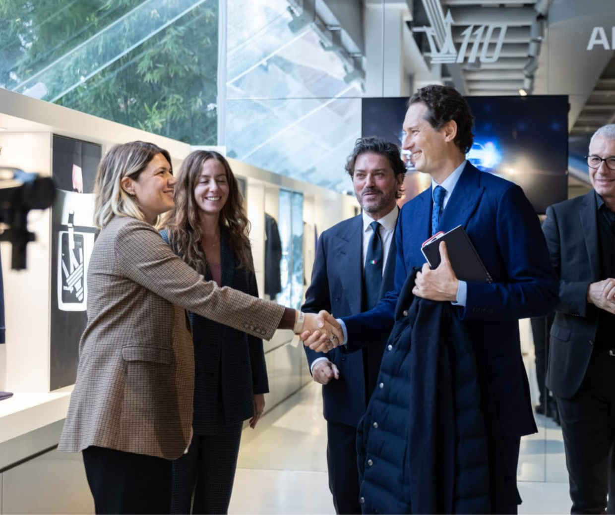 "Cari colleghi...", così John Elkann scrive ai dipendenti (e domani va a Mirafiori?)